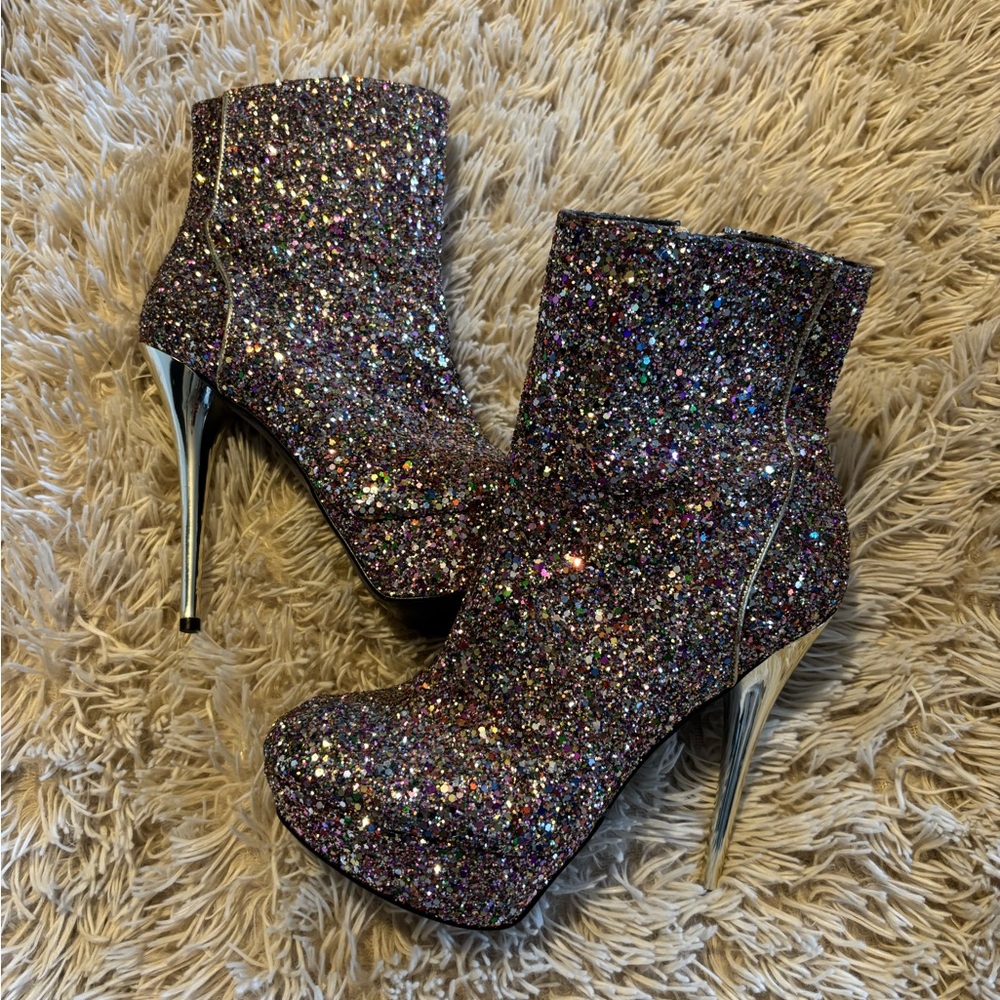 Schuh Glitter Ankle Boots with Silver Heel